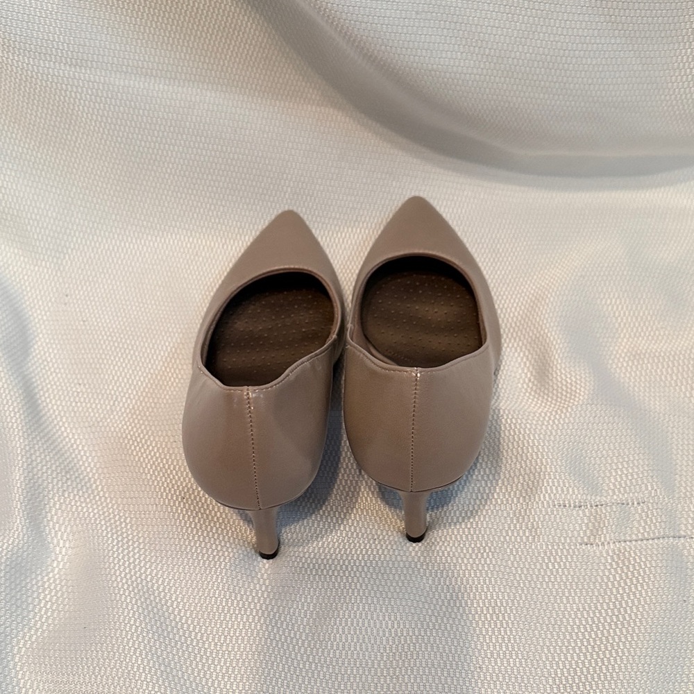 Life Stride Elegant Beige Heels - Picture 5 of 6